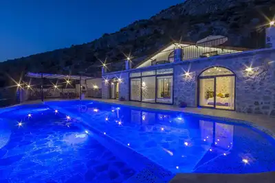 Image de Superbe nouvelle villa de 2 chambres avec piscine totalement privée et piscine intérieure chauffée