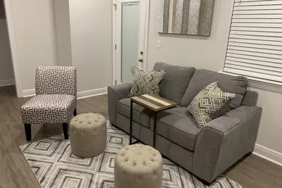 Luxueux appartement au centre-ville au 2ème étage avec balcon.