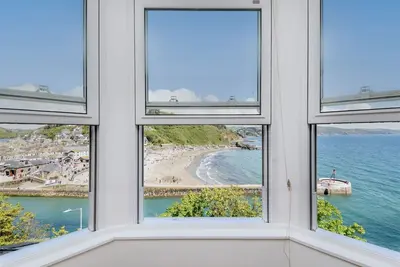 Appartement moderne avec une chambre et une vue magnifique sur la mer.