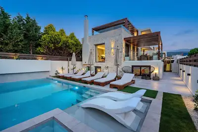 Image de 100 m de la plage, bain à remous, piscine, ping-pong, sauna et salle de gym, chaises longues privées!