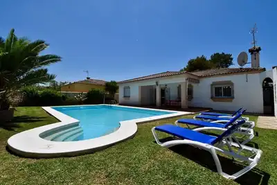 Image de Villa avec beau barbecue extérieur, piscine jardin
