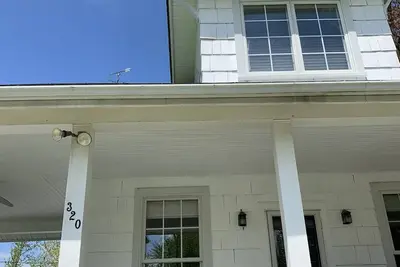 Image de Adorable chalet au bord de l'eau avec piscine Communauté de plage