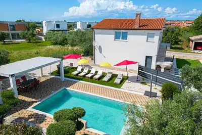 Image de Maison de vacances Tiffany avec piscine privée et jardin