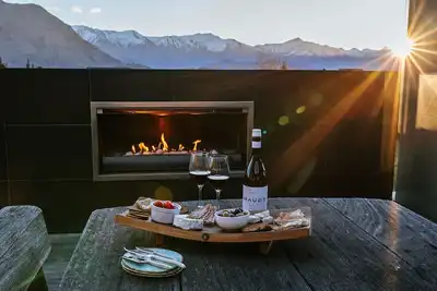 Image de Maison moderne et luxueuse avec vue sur le lac et bain à remous.