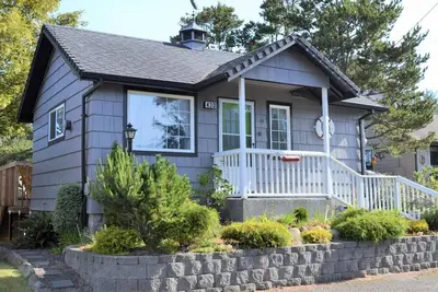 Image de 2Bd / 2Ba Darling Beach Cottage 3 minutes de la plage, pont arrière pour des soirées tranquilles