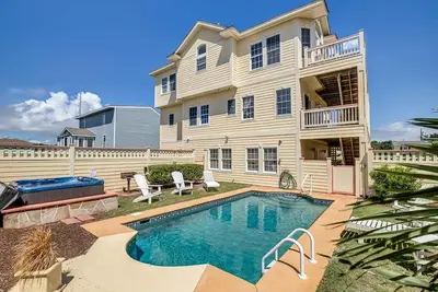 Image de Selahbration | 2075 ft de la plage | Piscine privée, bain à remous