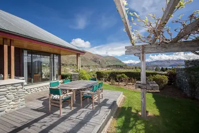 Image de Vue sur le lac Wanaka et les montagnes environnantes depuis ce chalet de 4 chambres.