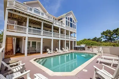 Image de La petite sirène | 75 pieds de la plage | Piscine privée, bain à remous