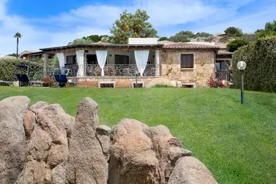 Image de Propriété en bord de mer avec jardin, piscine privée et accès direct à la mer