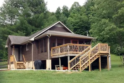 Image de Creekfront Cabin, récemment rénové, animaux acceptés