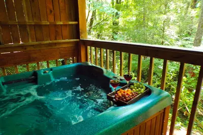 Image de La cabine lune de miel la plus romantique! Jacuzzi, chevet jacuzzi et sauna