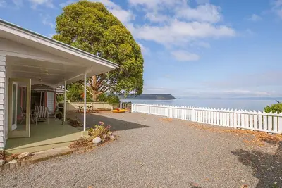Image de Lake Edge Cottage - Maison de vacances Waitahanui
