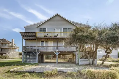 Image de Près du bord | 95 pieds de la plage | Dog Friendly, Piscine communautaire