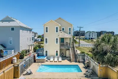 Image de Paix, amour et pieds de sable | 300 m de la plage | Piscine privée, bain à remous