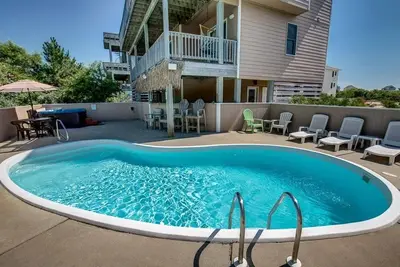 Image de Margaritaville 2 | 550 pieds de la plage | Chiens bienvenus, piscine privée, bain à remous