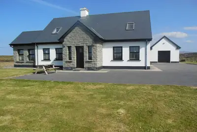 Image de Maison de famille luxueuse avec des vues spectaculaires à proximité des commerces, des pubs et des plages