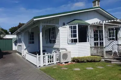 Image de Charmae ​​Guest House, maison de caractère au bord de la rivière.