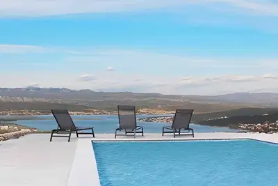 Image de Appartement de vacances avec piscine et vue sur la mer