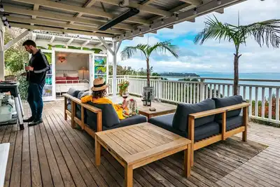 Image de The Settlers Hut, énormes vues sur la mer à Oneroa