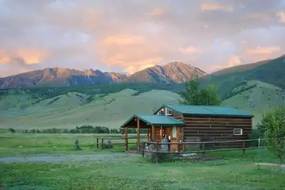 Image de Dexter Peak Cabin au pied des montagnes Beartooth, à quelques minutes de Yellowstone