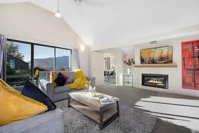 Image de Large Distinctive And Spacious Family Home