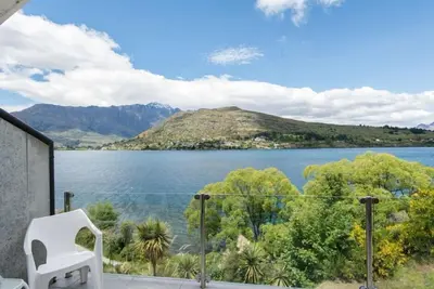 Image de Luxe Sur Le Lac De 3 Niveaux, Bain Spa, Garage Interne