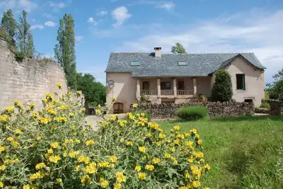 Image de Maison du 18ieme a coté des ruines d'un chateau médiéval