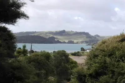 Image de Joli cottage arboré au-dessus du port