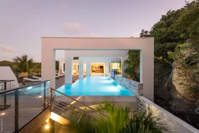 Image de Villa moderne et privée, vue sur l'océan, piscine chauffée longue de 15 mètres, salle de remise en forme, Wifi gratuit