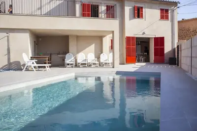 Image de Maison familiale traditionnelle entièrement rénovée avec piscine à Pórtol