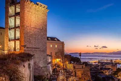 Image de Martini Time, sur les murs du château