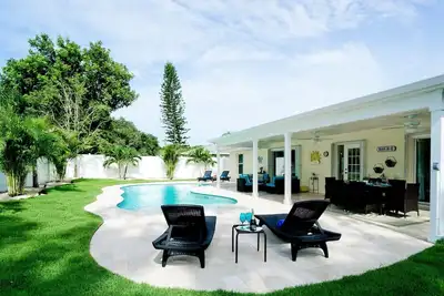 Image de Sunshine Dream - mis à jour et avec une toute nouvelle piscine de rêve, 3 chambres, 2 bains