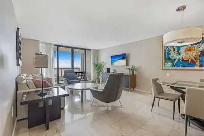 Image de High-Rise Comfort with Balcony and Pool
