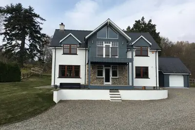 Image de Arkaig Lodge - une propriété moderne, meublée avec goût dans un endroit magnifique.