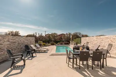Image de villa neuve avec piscine privée et chauffée
