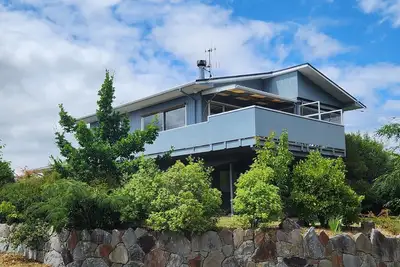 Image de Grand bach surélevé avec vue sur le lac et la montagne - WiFi gratuit