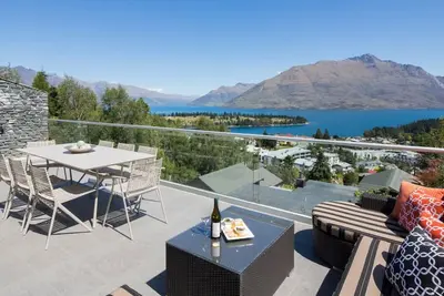 Image de Papillon - une villa tout simplement magnifique à proximité de la ville avec des vues emblématiques de Queenstown