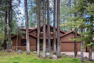 Image de Tout Neuf! La cabine la plus mignonne Ă Pinetop! Juste une promenade de 30 secondes au lac Jackson!