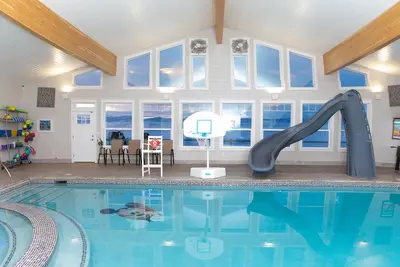 Image de Bear Lake Gathering House - Grande piscine intérieure privée et Slide - peut accueillir jusqu'à 30!