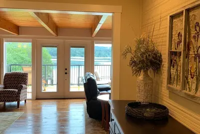 Image de Maison de deux chambres récemment rénovée avec un look élégant et rustique sur le front de mer
