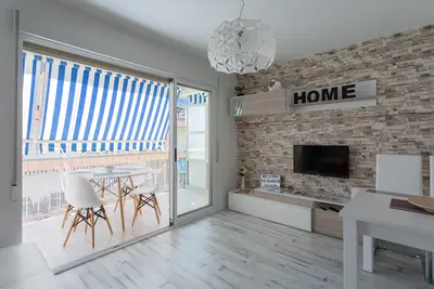 Image de Appartement moderne à 1 pâté de maisons de la plage. WiFi & Ac