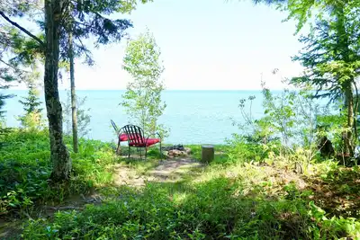 Image de Perche d'artiste sur l'île Madeline surplombant Big Bay et à quelques pas de la plage