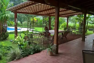 Image de Une villa de campagne spacieuse avec piscine privée pour les familles, les amis et les couples.