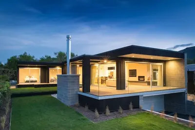 Image de Maison d'architecture, proche du lac Wanaka et à distance de marche de la ville