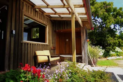 Image de Studio confortable avec baignoire extérieure