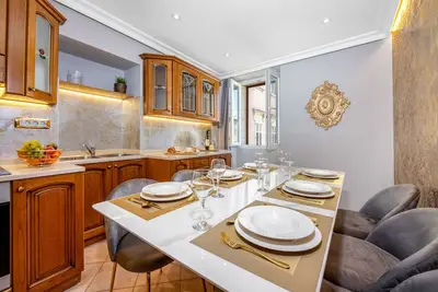 Image de Donnant directement sur la place, le temple romain.