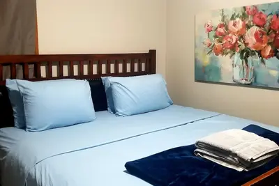 Image de Duplex 2 chambres (K & Q) - Bain complet - Plein cuisine - Salon complet avec canapé-lit