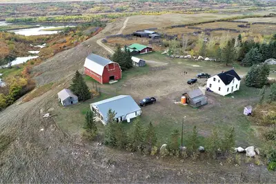 Image de jeu de ferme de caractère dans la belle campagne