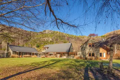 Image de Maison de caractère rustique avec beaucoup d'espace, piscine spa privée, courts de tennis