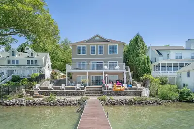 Image de Maison de luxe moderne au bord de l'eau sur le magnifique lac Diamond, Michigan!